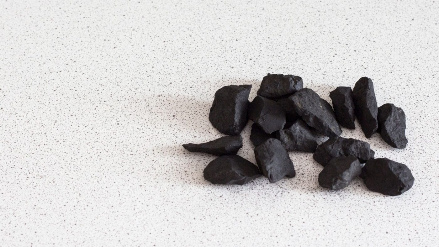 Şungit (Shungite) Taşı Özellikleri ve Faydaları sungit 1
